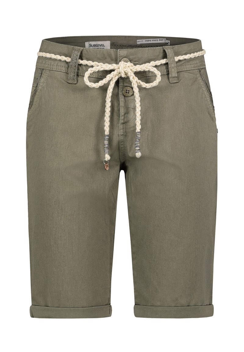 Olivgrüne Shorts mit hochgerollten Säumen, aus einem weichen Stoff gefertigt. Sie verfügen über einen geflochtenen, cremefarbenen Gürtel und zwei seitliche Taschen für zusätzlichen Nutzen.