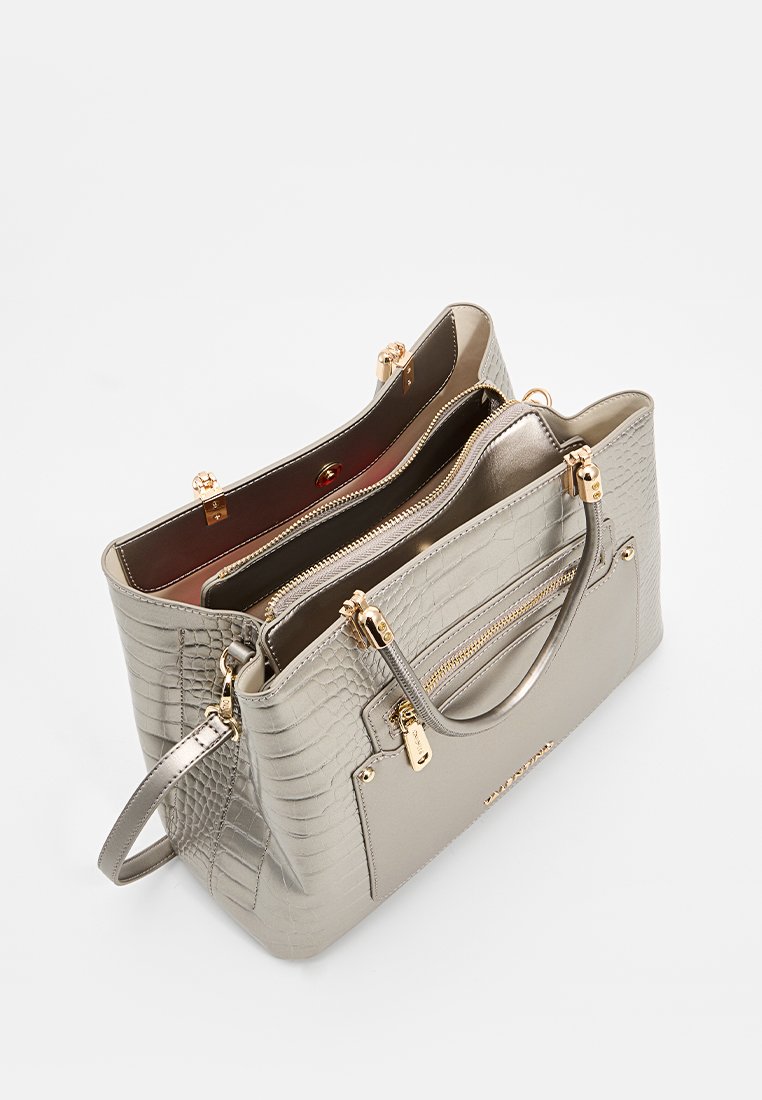 Sac à main en cuir imitation crocodile gris avec des zips dorés, des poignées et un dessus ouvert montrant plusieurs compartiments à l'intérieur.