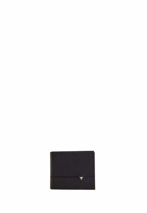 Portafoglio in pelle nero bifold con piccolo logo triangolare metallico nell'angolo in basso a destra su sfondo bianco.
