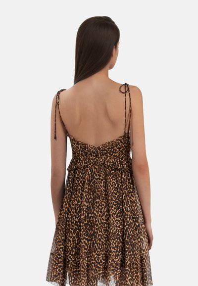 Leopardprint jurk met een gelaagde rok, verstelbare strikbanden en een getailleerd lijfje van lichtgewicht stof, voorzien van een transparante overlay.