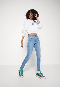 Levi's® 721™ HIGH RISE SKINNY - Uske traperice - light indigo worn in
