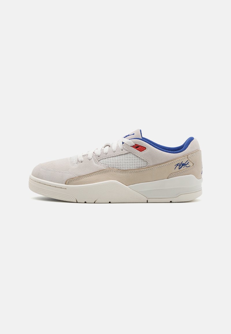 Basket basse beige et blanche avec doublure intérieure bleue, détail œillet rouge, panneau latéral en mesh et texte "Flight" sur la zone du talon.