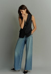 Next LINE - REGULAR FIT - Liivi - black