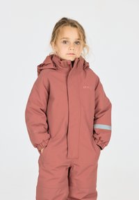 Roze waterdichte sneeuwdrager met een capuchon, elastische manchetten en een reflecterende strip. Het materiaal is textuur en duurzaam, geschikt voor koud weer.