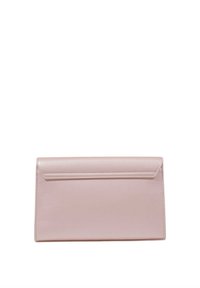 Clutch di colore rosa chiaro realizzato in pelle liscia, caratterizzato da un design minimalista con patta pieghevole e sottili dettagli di cucitura.