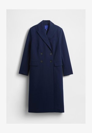 Lang marineblå frakk med dobbelspent design, skreddersydd fasong, hakket krage, to fremre lommer og subtil stripete mønster.