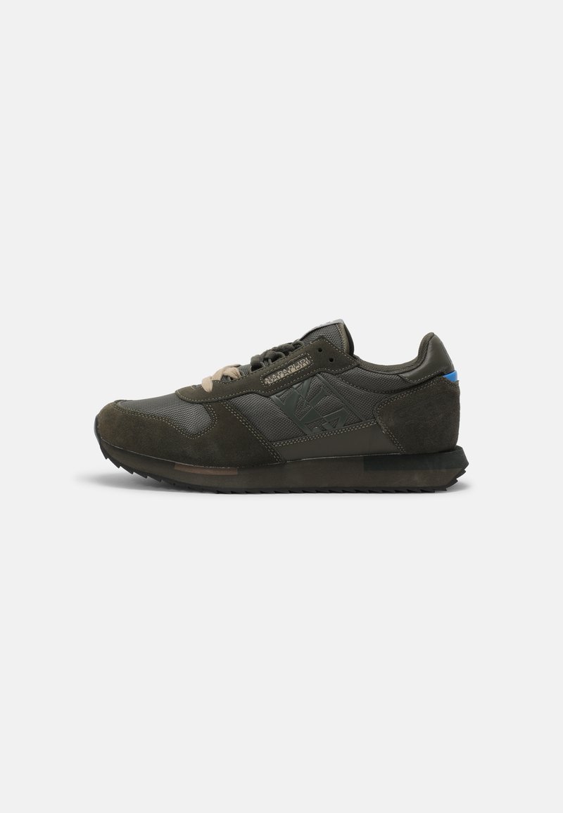 Scarpa atletica in suede verde scuro e tessuto con una tomaia testurizzata, punta rotonda, lacci beige e suola in gomma nera. Accento blu sul tallone.