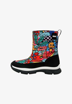 Bunte Skater-Stiefel mit einem lebendigen grafischen Muster aus Charakteren und abstrakten Designs, mit schwarzer Basis und weißer Zwischensohle.