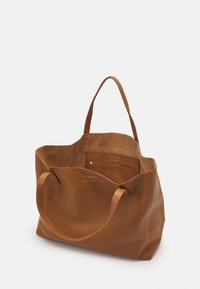 Hnědá kožená taška přes rameno s texturovaným povrchem, dvěma dlouhými uchy a semišovým vnitřkem s kapsou na zip.