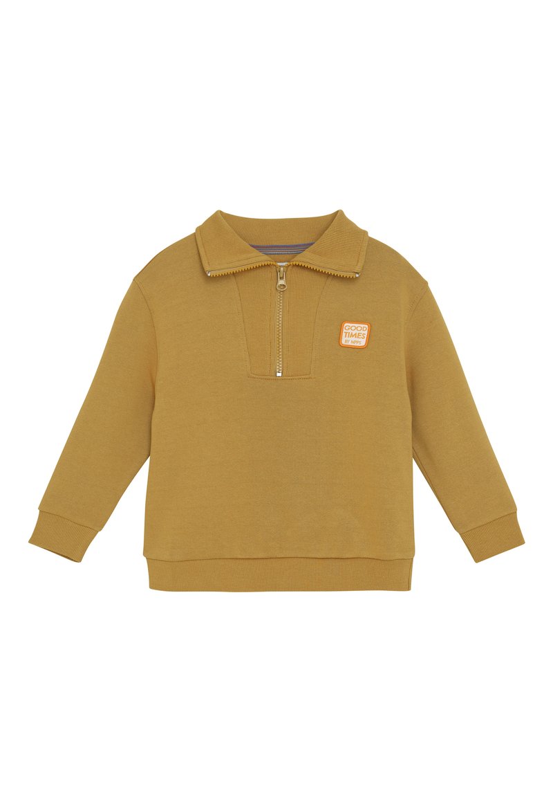 Mosterdgele sweater met lange mouwen, halve ritssluiting en een klein "GOOD TIMES BY NPPS" label op de linkerkant van de borst.