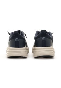 Zapatillas deportivas azul oscuro con una parte superior texturizada y suelas beige. Presentan una lengüeta en la parte trasera y cordones elásticos para un ajuste ceñido.