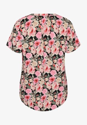 Blúzka s krátkym rukávom a zaobleným lemom, pokrytá ružovým a krémovým kvetinovým vzorom ruží na čiernom pozadí.