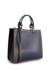 Marineblaue Lederhandtasche mit kontrastierendem, hellbraunem Näht, strukturierter Form, zwei Griffen und einem abnehmbaren Schultergurt. Verfügt über eine glatte Textur.