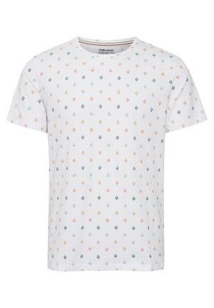 Biała koszulka krótki rękaw z geometrycznym wzorem diamentów w kolorach pomarańczowym, turkusowym i granatowym. Wykonana z miękkiej bawełny.