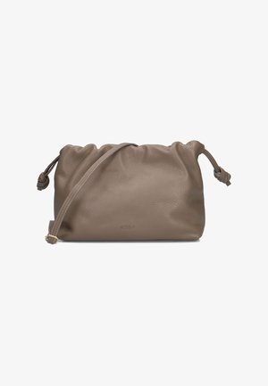 Beige Lederhandtasche mit gerafftem Oberteil, verstellbarem Trageriemen und dezentem Branding. Glatte Textur mit lässigem Design.