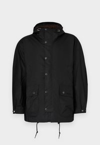 Schwarze Regenjacke mit Kapuze, Druckknopfverschluss, zwei Vordertaschen, verstellbarem Kordelzug am Saum und glatter Textur.