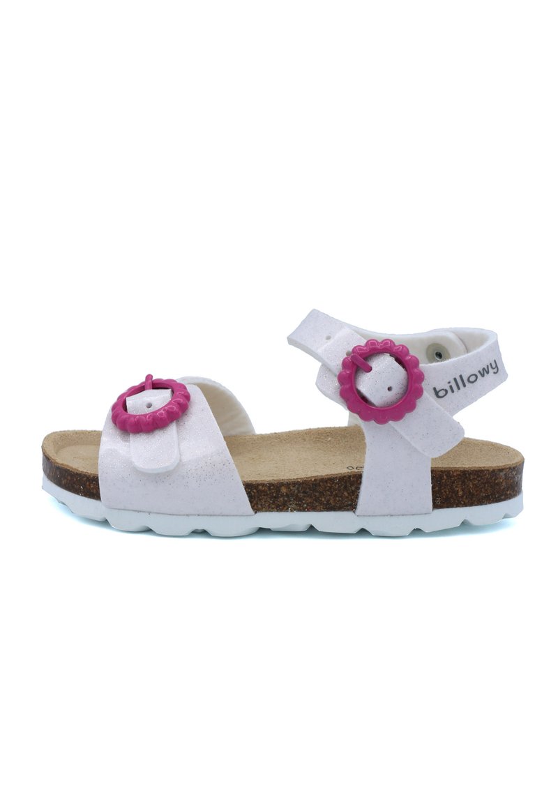 Sandales blanches avec finition scintillante, sangles ajustables, accents en forme de fleur rose et semelle en liège sur une semelle en caoutchouc blanche.