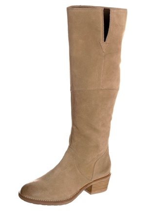 Tanfarvede ruskindsstøvler til knæet med lav stakket træhæl og sidesprække øverst for nem påtagning.