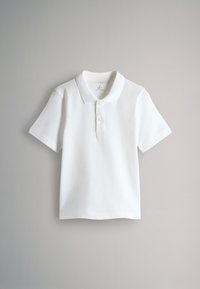 Polo blanc à manches courtes avec col et deux boutons, présenté à plat sur un fond gris uni.