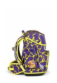 Zaino a motivi viola e giallo con numerosi scomparti con zip, spallacci imbottiti e un distintivo circolare raffigurante un personaggio fantasy.