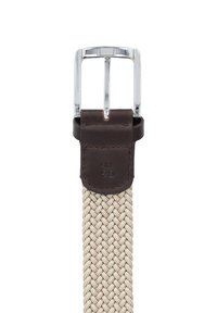 Tkaninowy, beżowy pasek z brązowymi skórzanymi akcentami, z metalową srebrną klamrą. Oznaczony rozmiarem "90" na skórzanej etykiecie.