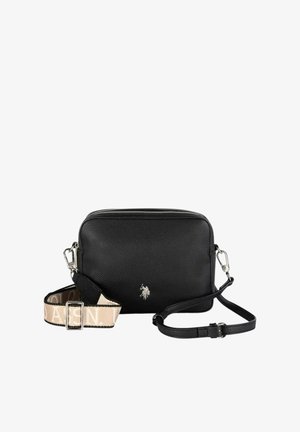 Černá kožená kabelka přes rameno se zipovým uzávěrem, zdobená stříbrným logem a odnímatelným popruhem s vzorovaným látkovým akcentem.