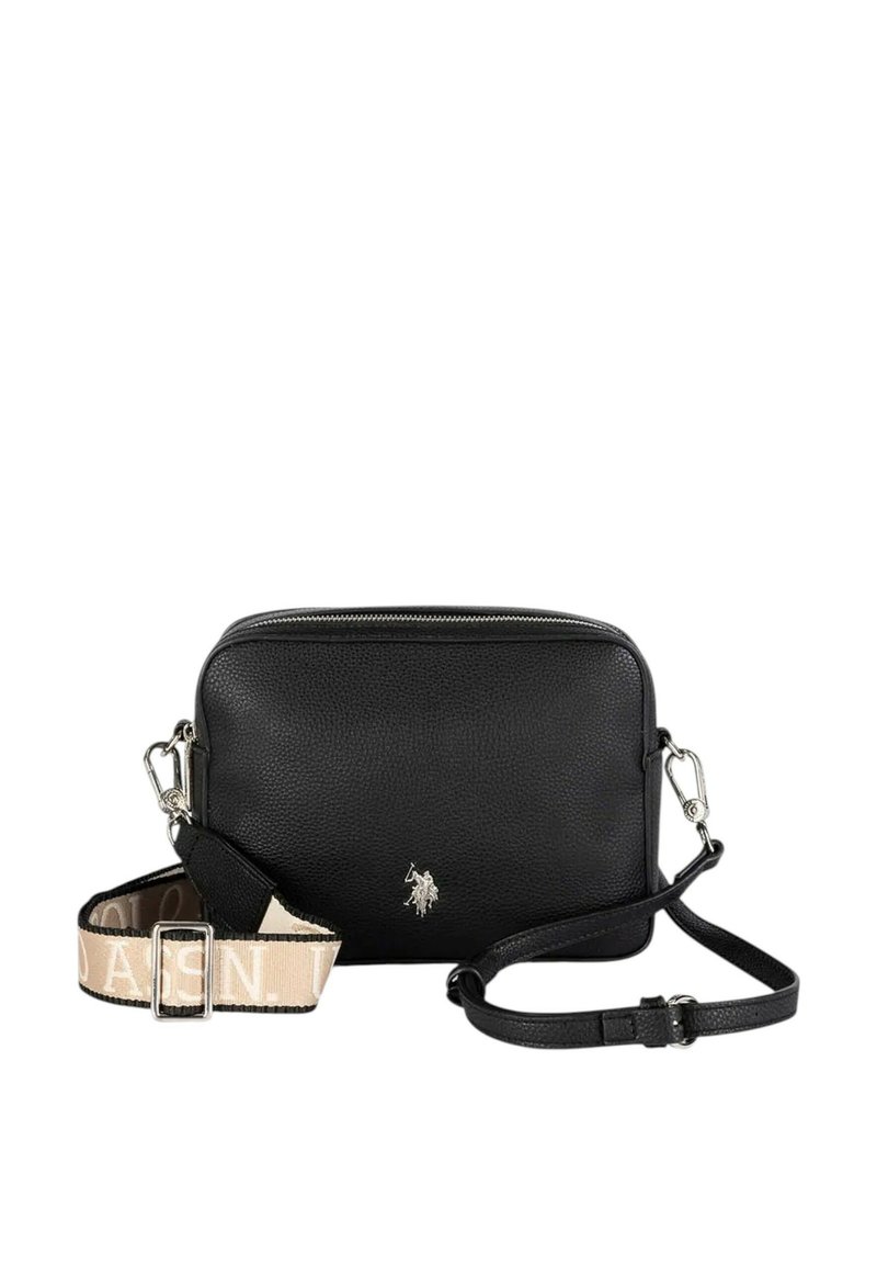 Czarna skórzana torba na ramię z zamkiem błyskawicznym, z srebrnym logo i odpinanym paskiem z ozdobnym, wzorzystym elementem z tkaniny.