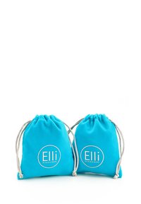 Turkosa dragsäckar i mjukt tyg med vitt logo "Elli" och grå snöre detaljer. Två väskor placerade tillsammans.