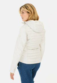 Witte jacket met een gewatteerde, dikke achterkant en een vaste capuchon, met een gladde voorkant en subtiele branding op de mouw.