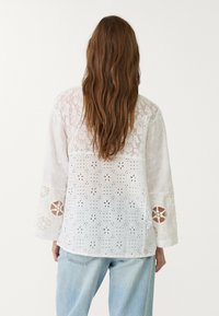 Stradivarius EMBROIDERED PATCHWORK KIMONO - Summer jacket - white