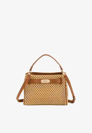Sac à main beige tissé avec garniture en cuir marron, poignée supérieure, bandoulière amovible et fermeture à tournant dorée sur le devant.