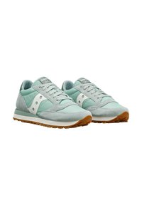 Sneakers in suede verde chiaro e rete con dettagli bianchi, colletto imbottito, lacci e suola in gomma marrone. Presentano un design classico da scarpa da corsa.