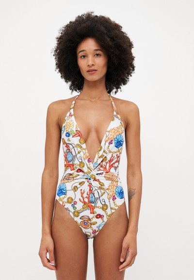 Costum de baie cu un decolteu adânc în V, culoare de bază albă, cu model colorat de corali și scoici, și detaliu nod în față.