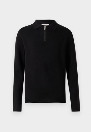 Melna poloshirts ar garām piedurknēm, priekšējā zipa un apkakles. Izgatavots no mīksta auduma, tam ir vienkāršs dizains bez rakstiem vai akcentiem.