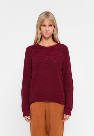 Pull en tricot bordeaux avec un col rond, présentant des détails de motif diagonal texturé. Coupe décontractée avec des manches longues et des poignets côtelés.