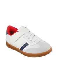 Zapatilla deportiva blanca con punta de ante, línea navy y forro interior rojo; cuenta con un cierre de cordones y correa de velcro. Suela de goma marrón.