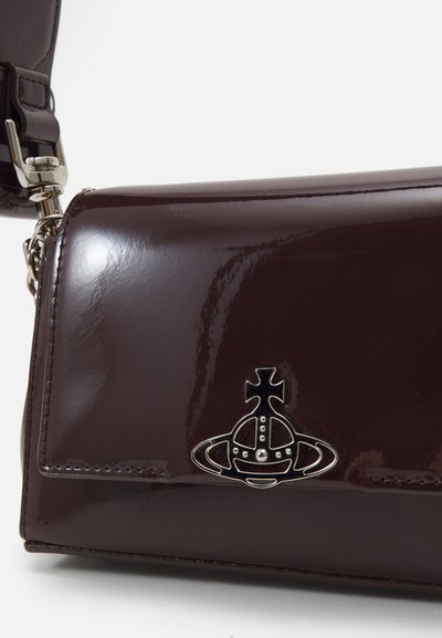 Vivienne Westwood HAZEL SMALL HANDBAG - Kézitáska - brown