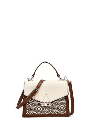 Borsa rettangolare con rifiniture in pelle marrone, patta bianca texturizzata, motivo geometrico intrecciato sulla parte anteriore, manico superiore e tracolla regolabile.