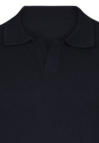 Camisa polo azul marino con un cuello texturizado, placket corto abierto y tejido de punto. Textura suave sin patrones o acentos visibles.