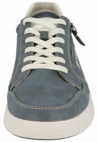 Sneaker da uomo in pelle grigia con lacci bianchi, texture perforata e zip laterale. Cuciture a contrasto e suola in gomma. Design casual.
