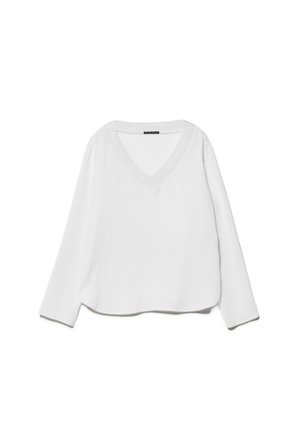 Top à manches longues en V blanc, fabriqué en tissu lisse. Il présente une coupe décontractée et un ourlet droit, avec un détail de couture minimal au niveau de l'encolure.