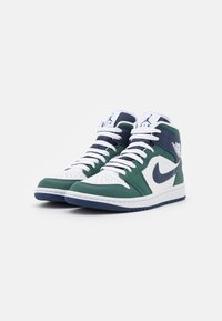 Höga sneakers i grönt, marinblått och vitt läder; perforerat tåparti; vita skosnören; Air Jordan-logotyp på ankeln och sidan.