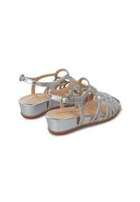 Sandalias de cuña plateadas con un upper texturizado, diseño entrelazado, hebilla ajustable y un acabado metálico suave en el tacón.