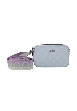 Sac bandoulière en simili cuir vegan bleu clair avec quincaillerie argentée, fermeture zippée et bandoulière réglable violette et crème arborant un motif de logo.