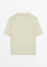 Polo en maille crème à manches courtes avec un motif texturé et un col, des poignets et une base côtelés, présenté de dos sur un fond blanc.