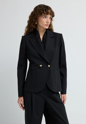 Sort skræddersyet blazer lavet af glat stof, med et dobbeltradet design og guldknapdetaljer samt to forlommer.