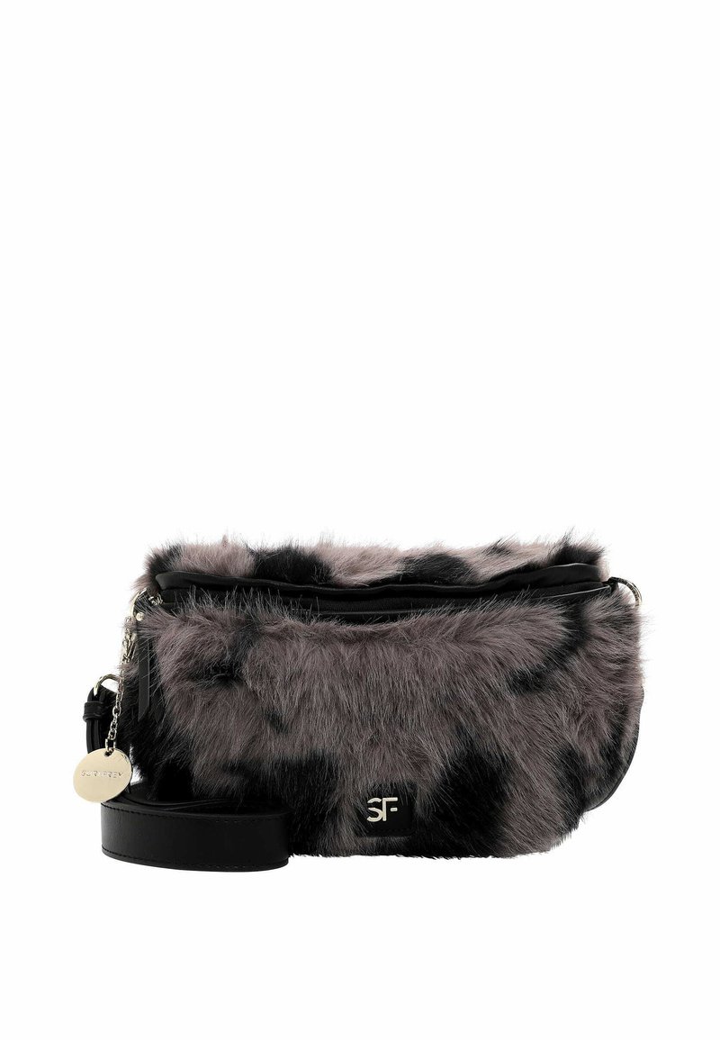 Torba crossbody z futra syntetycznego w kolorze szarym z czarnymi akcentami, z zamkiem błyskawicznym, odpinanym paskiem i srebrnym logo.