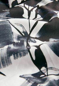 Next PRINTED SINGLE CUFF- REGULAR FIT - Skjorter - black white floral