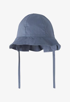 Sombrero de algodón azul suave con ala ancha y largas cintas para atar bajo la barbilla, proporcionando un ajuste seguro y protección solar.