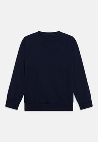 En enfärgad marinblå långärmad crew neck-tröja med ribbstickade muddar och nederkant, sedd från baksidan på en enfärgad vit bakgrund.